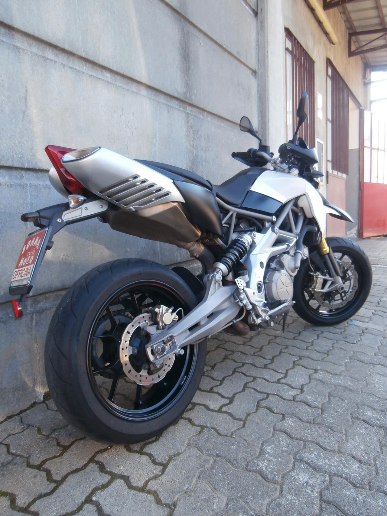 Aprilia Dorsoduro 750 (2009 - 14) del 2009 passaggio incluso.