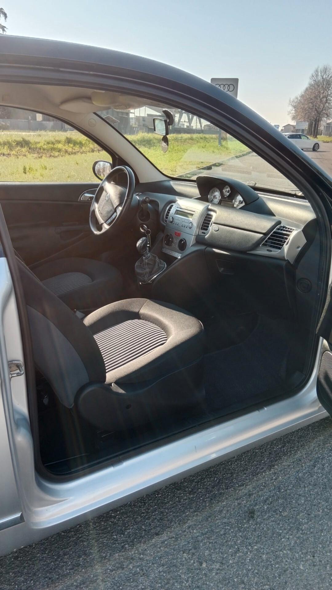 Lancia Ypsilon 1.4 16V bicolore argento e nera