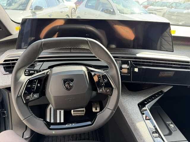 Peugeot 5008 motore elettrico (73kWh) 210 CV GT