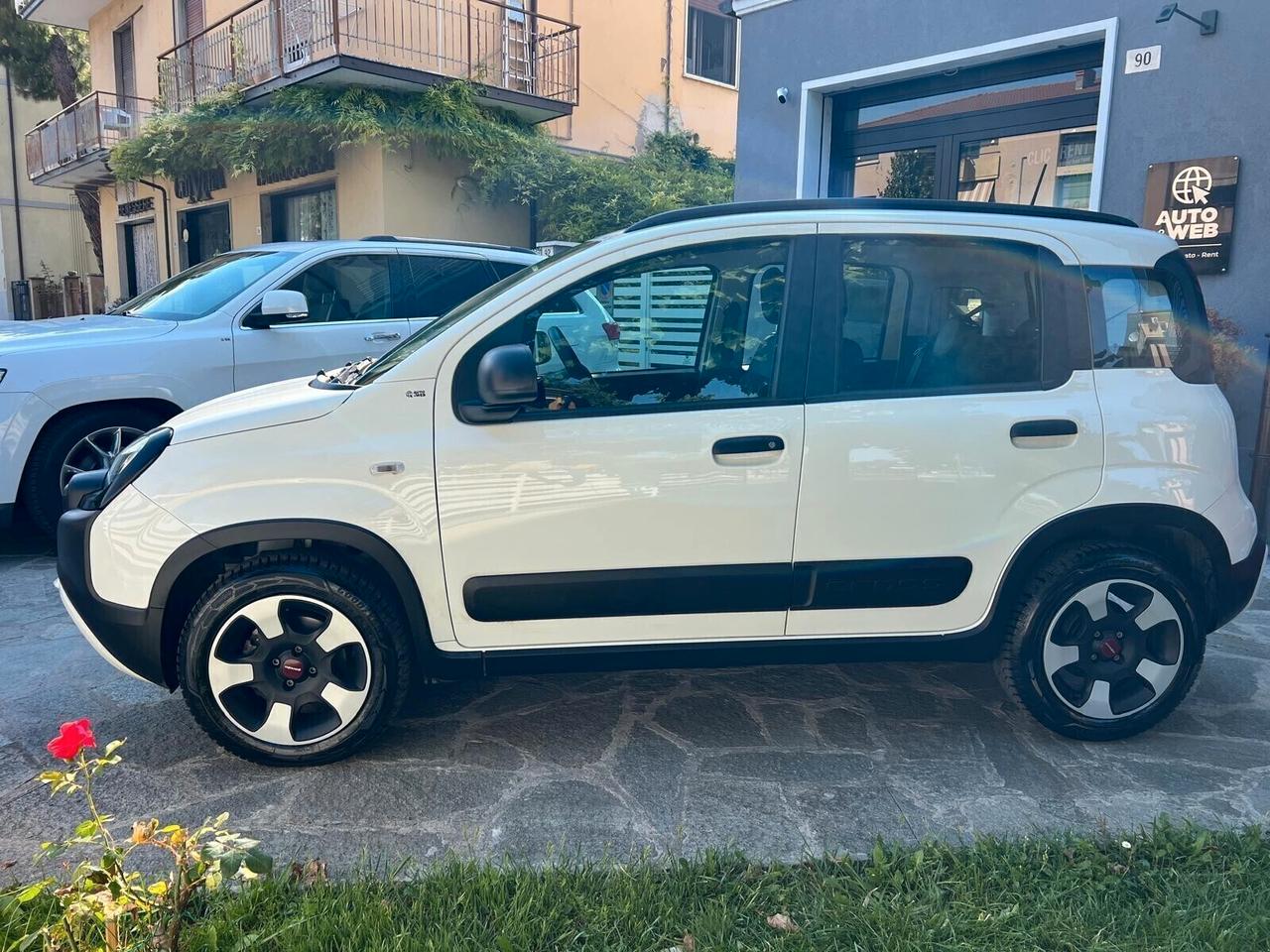 FIAT PANDA HIBRID CITY CROSS NEOPATENTATI