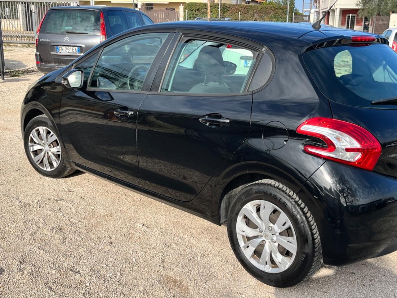 Peugeot 208 1.4 HDi 68 CV 5 porte Allure