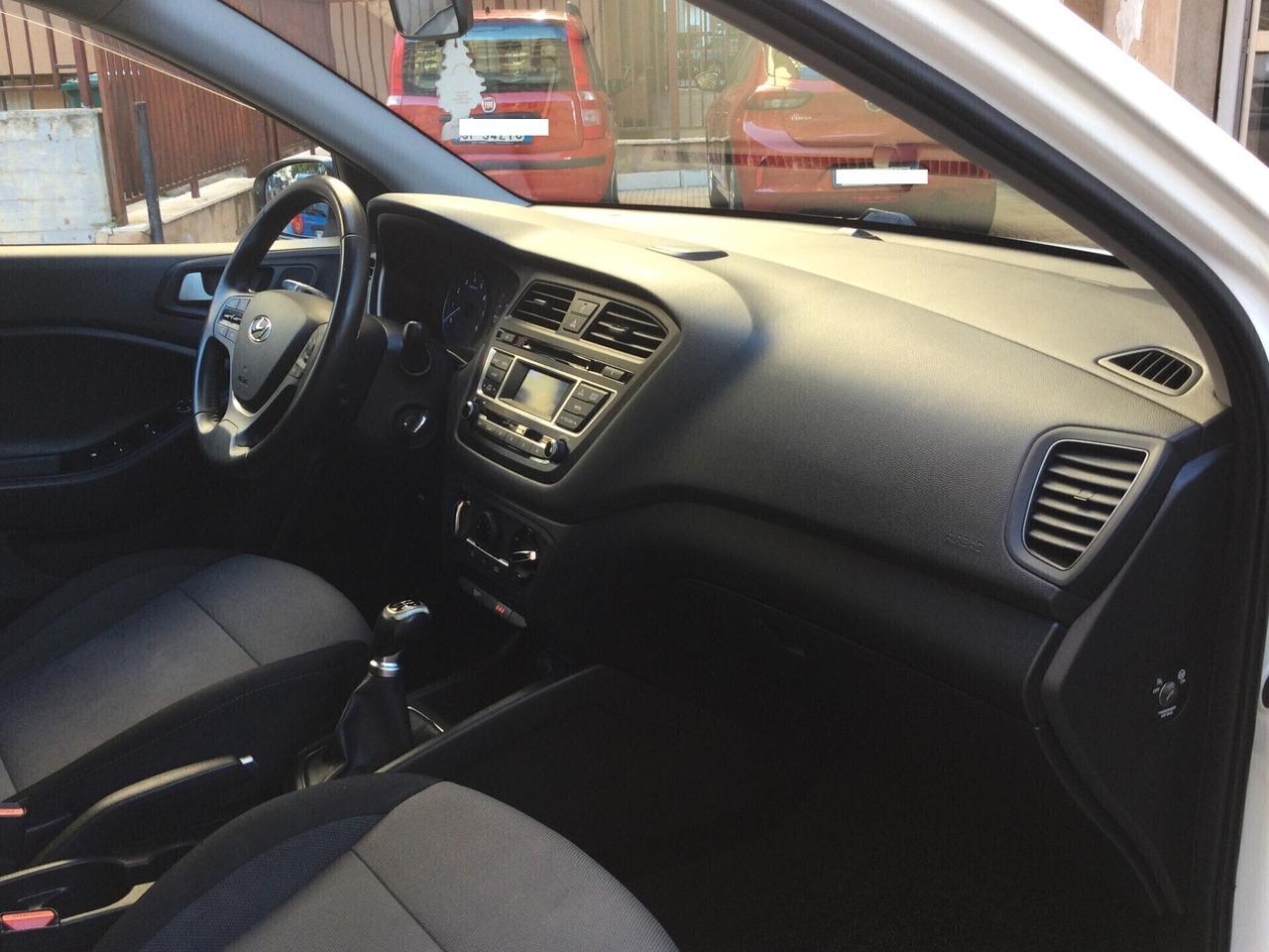 Hyundai i20 1.2 84 CV 5 porte Blackline