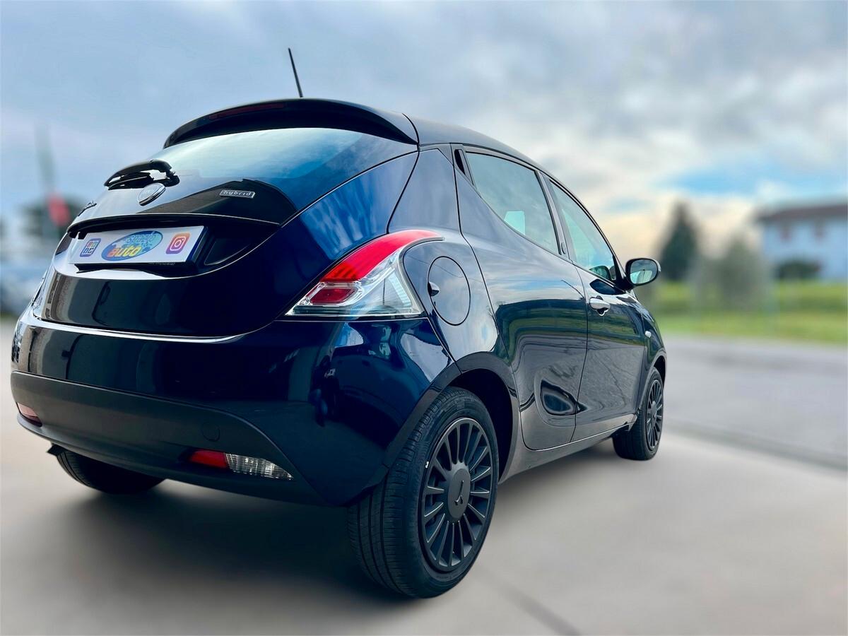 Lancia Ypsilon 1.0 FireFly 5 porte S&S Hybrid Ecochic Silver anche NEOPATENTATI