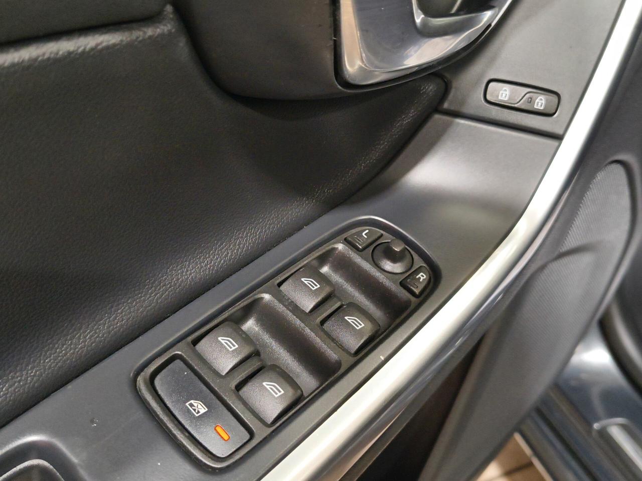 Volvo V60 D2 R-design Momentum 139.000km