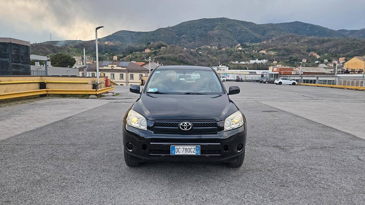 TOYOTA RAV4 2.2 D-4D 136CV LUXURY – 2006 – AFFIDABILE E PRONTA ALL’USO SUV robusto e affidabile, ideale per chi cerca spazio, comodità e una meccanica solida. Motore Toyota 2.2 diesel da 136cv, noto per durata e affidabilità. Immatricolazione: 08/