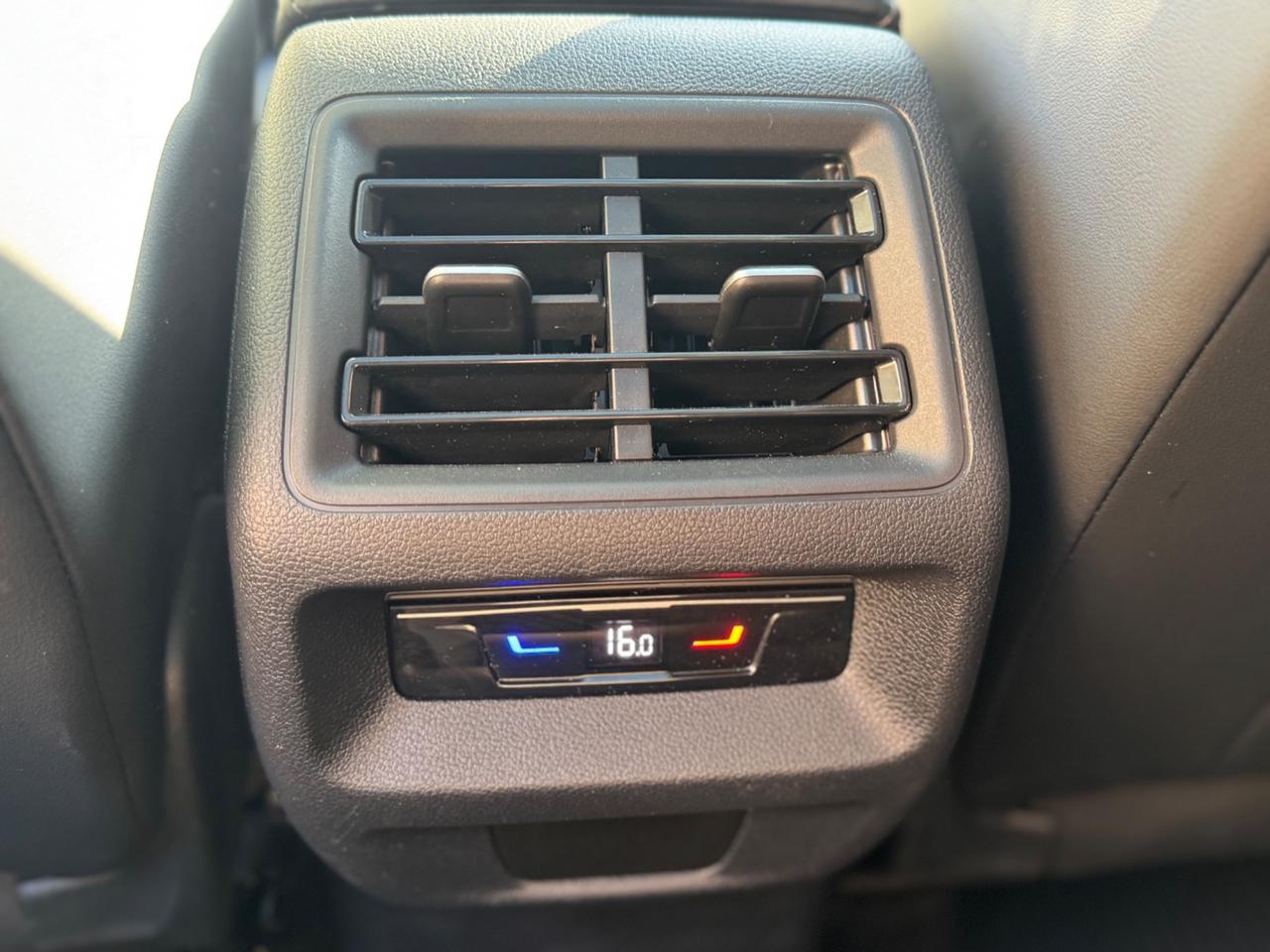 Volkswagen Tiguan 2.0 TDI 150 CV DSG R-Line TETTO IVA DEDUCIBILE