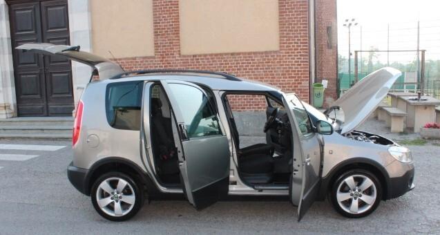 Skoda Roomster 1.2 TSI 86CV Scout CROSSOVER ASSETTO RIALZATO CLIMA AUTOMATICO SENSORI PARK