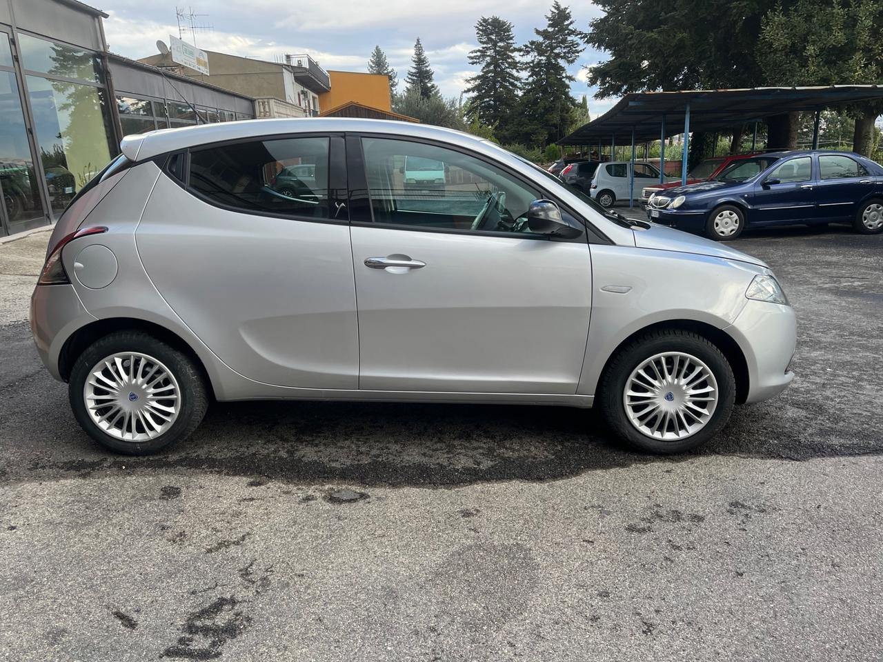 Lancia Ypsilon 1.2 69 CV5porte Silver-soloKm47500-