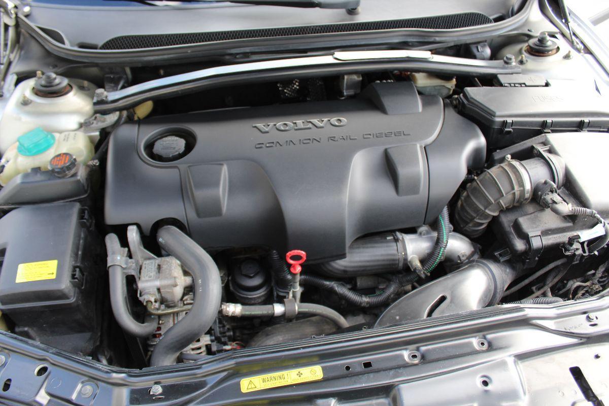 VOLVO - V70 - 2.4 D5 20V Momentum