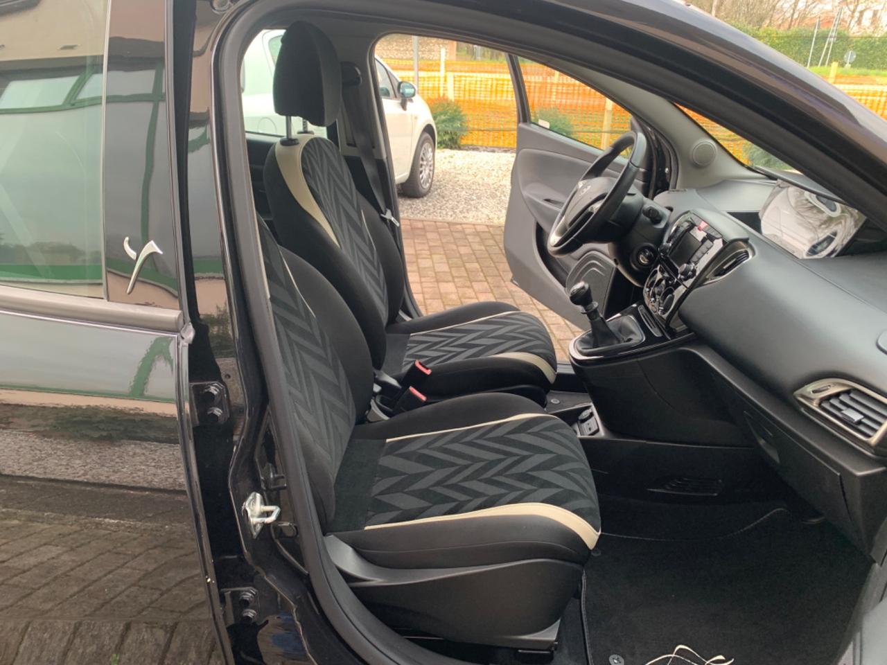 Lancia Ypsilon 1.2 69 CV 5 porte Platinum