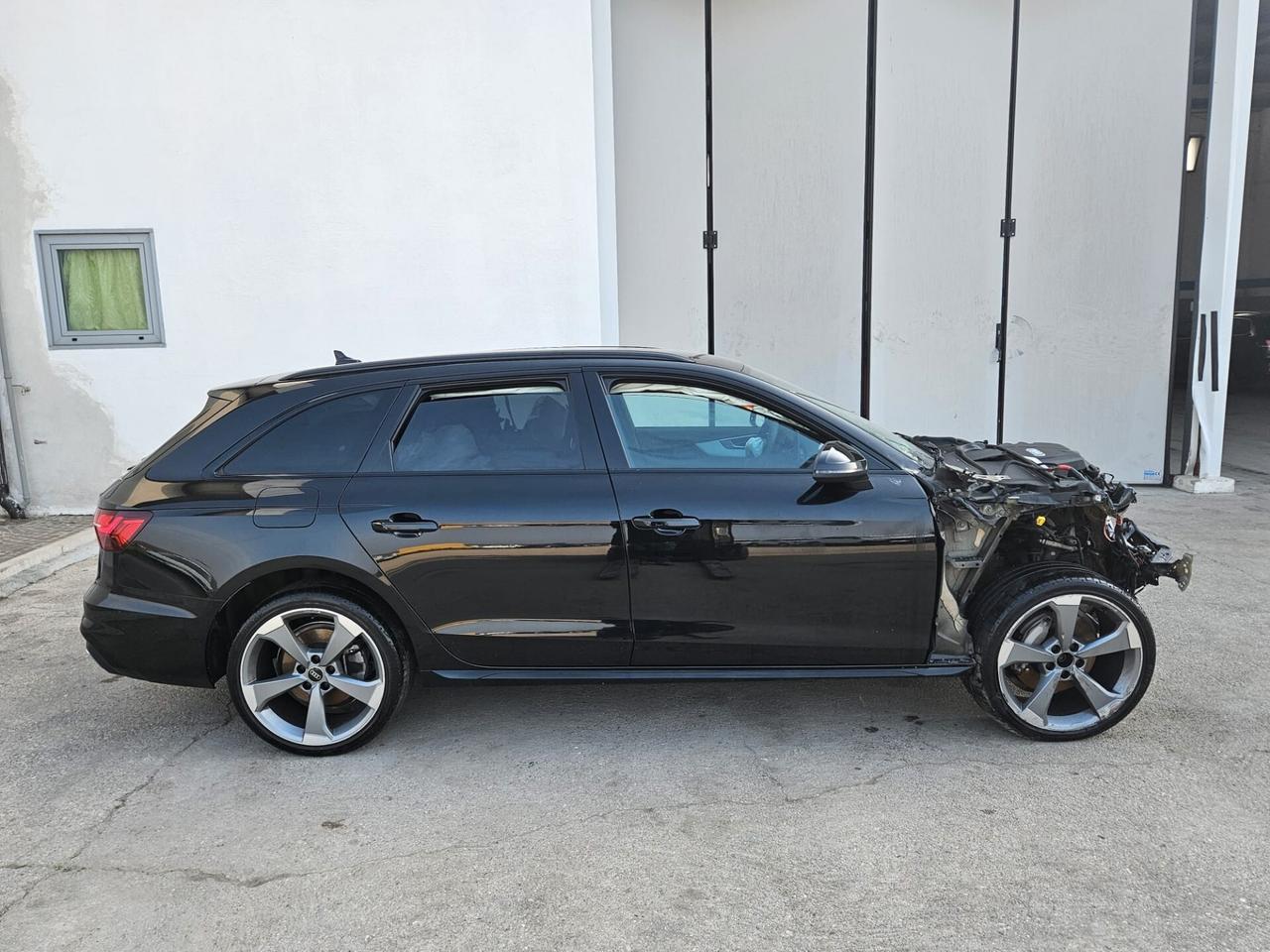 Audi A4 Avant 40 2.0 tfsi mhev S line 204cv INCIDENTATA
