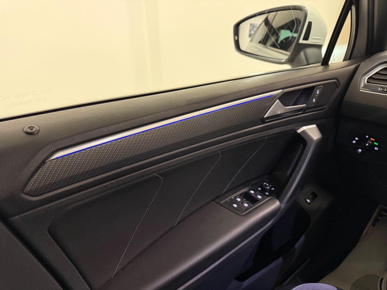 Volkswagen Tiguan 2.0 TDI 150 CV DSG R-Line retro camera, luci ambiente