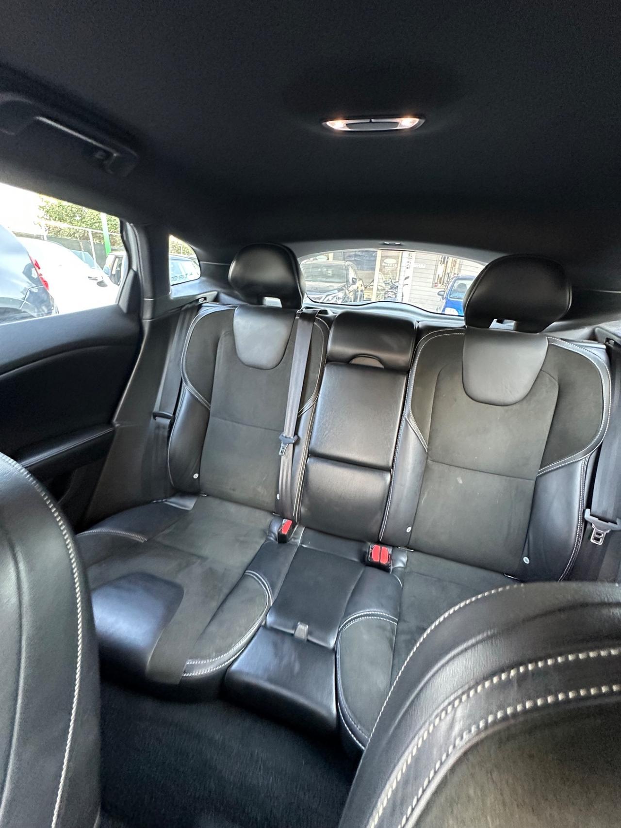 Volvo V40 D4 R-design Momentum