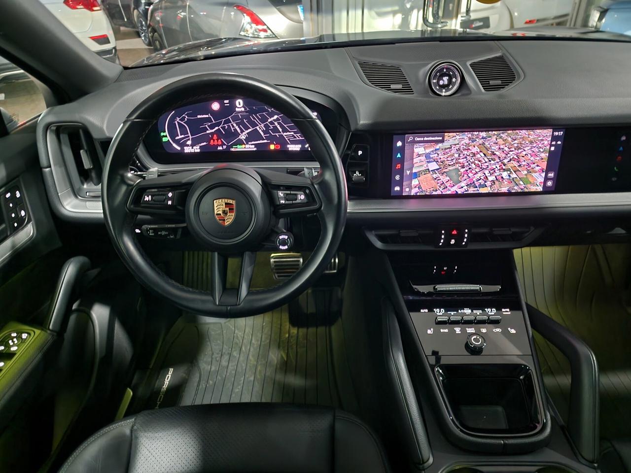 Porsche Cayenne Coupé 3.0 V6 E-Hybrid Iva esposta.