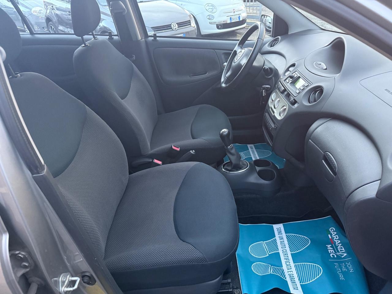 Toyota Yaris 1.0i 16V cat 5 porte Sol