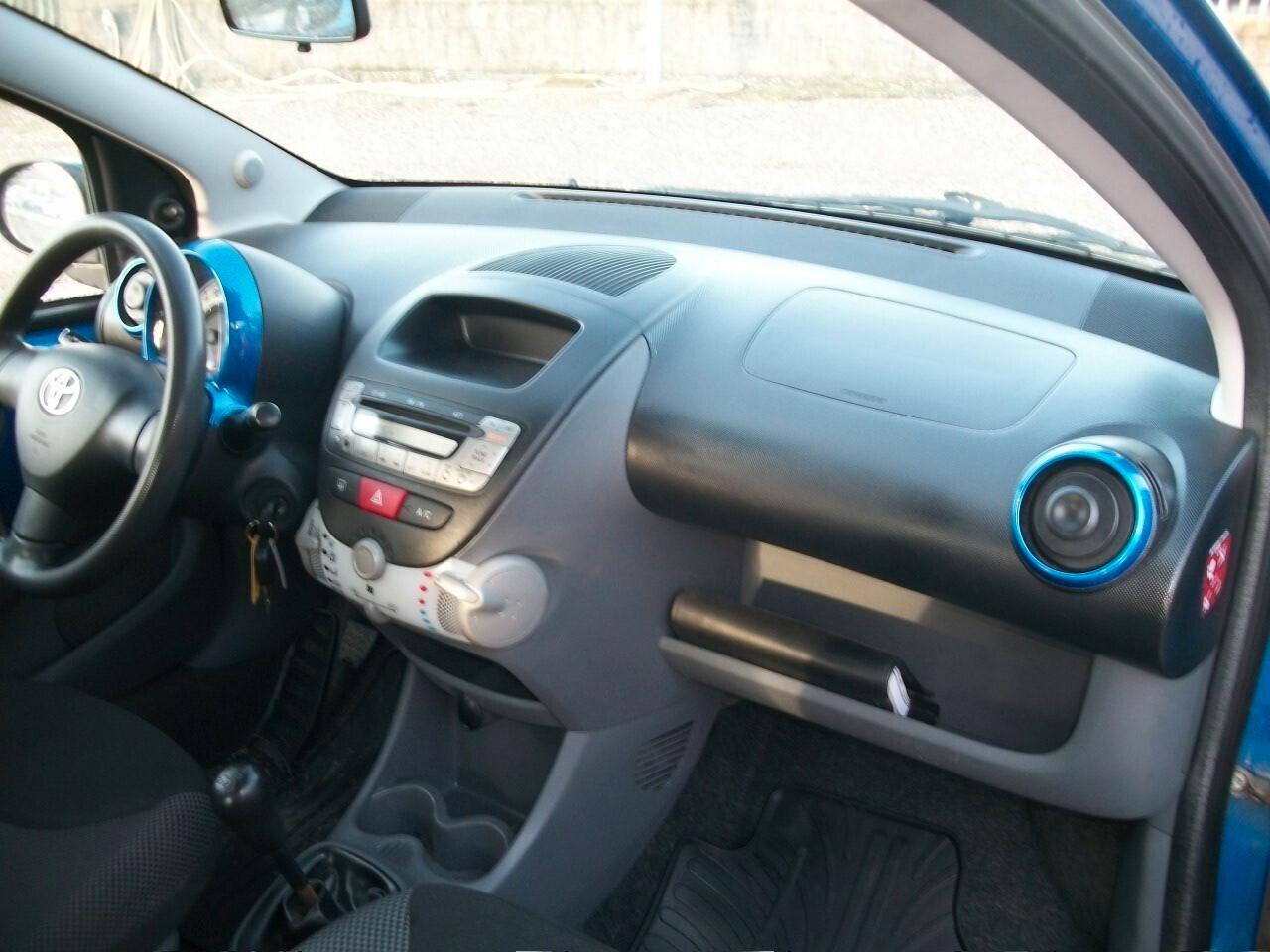 Toyota Aygo 1.0 12V VVT-i 5 porte Sol CC 998 BENZINA SI NUOVI PATENTATI GARANZIA UN ANNO KM 122500 COME NUO