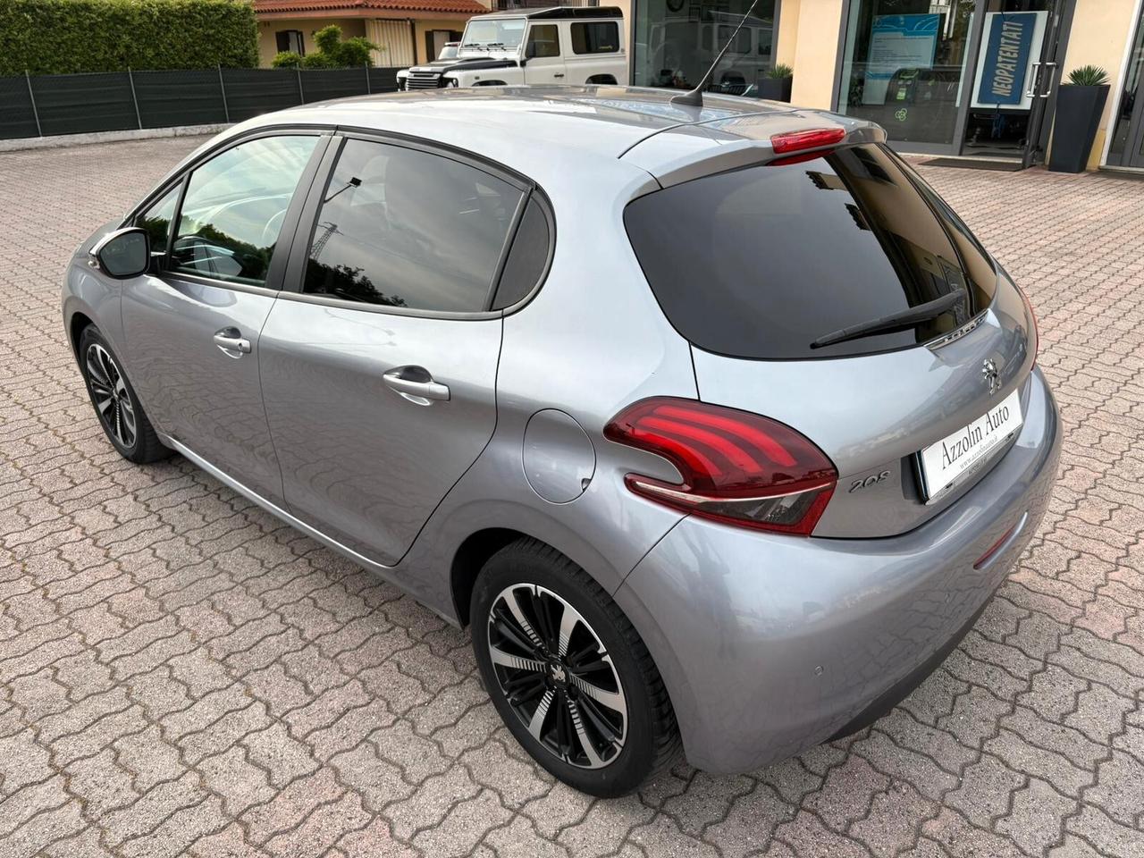 PEUGEOT 208 1.2 BENZ KM 49.066 SI A NEOPATENTATI