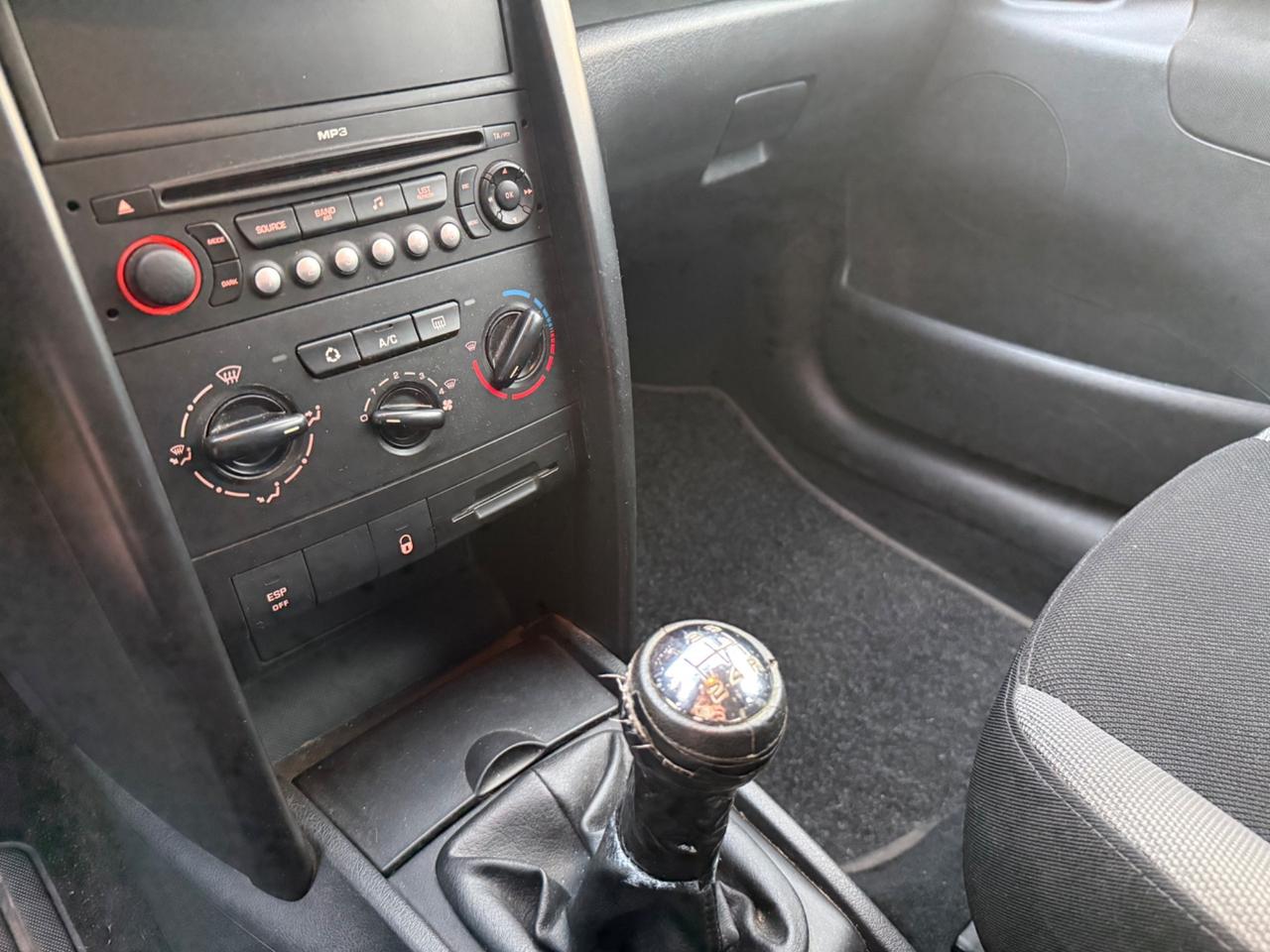 Peugeot 207 1.4 HDi 70CV - NEOPATENTATI