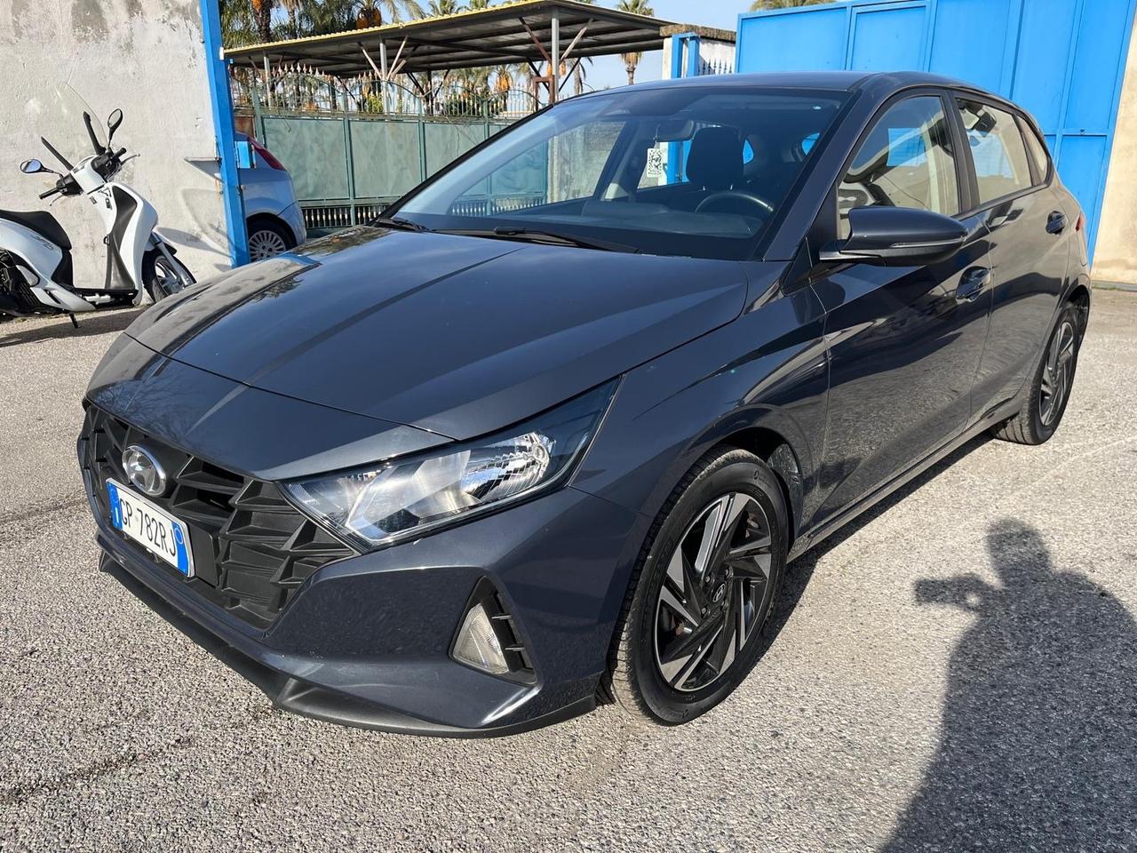 Hyundai i20-1.2 benz-full-2023