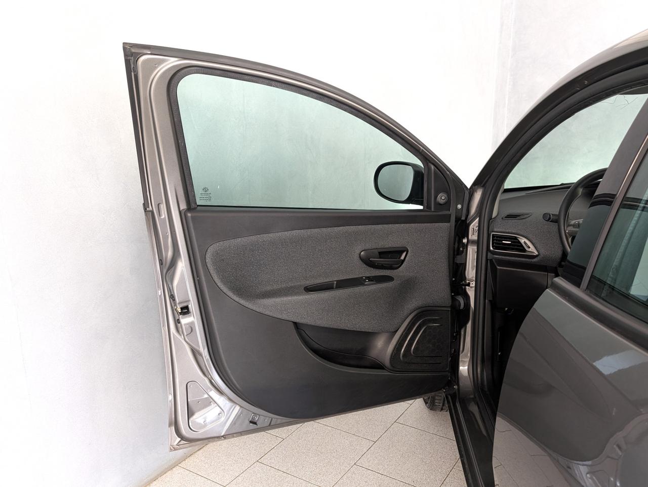 Lancia Ypsilon 1.0 Hybrid 70cv Silver