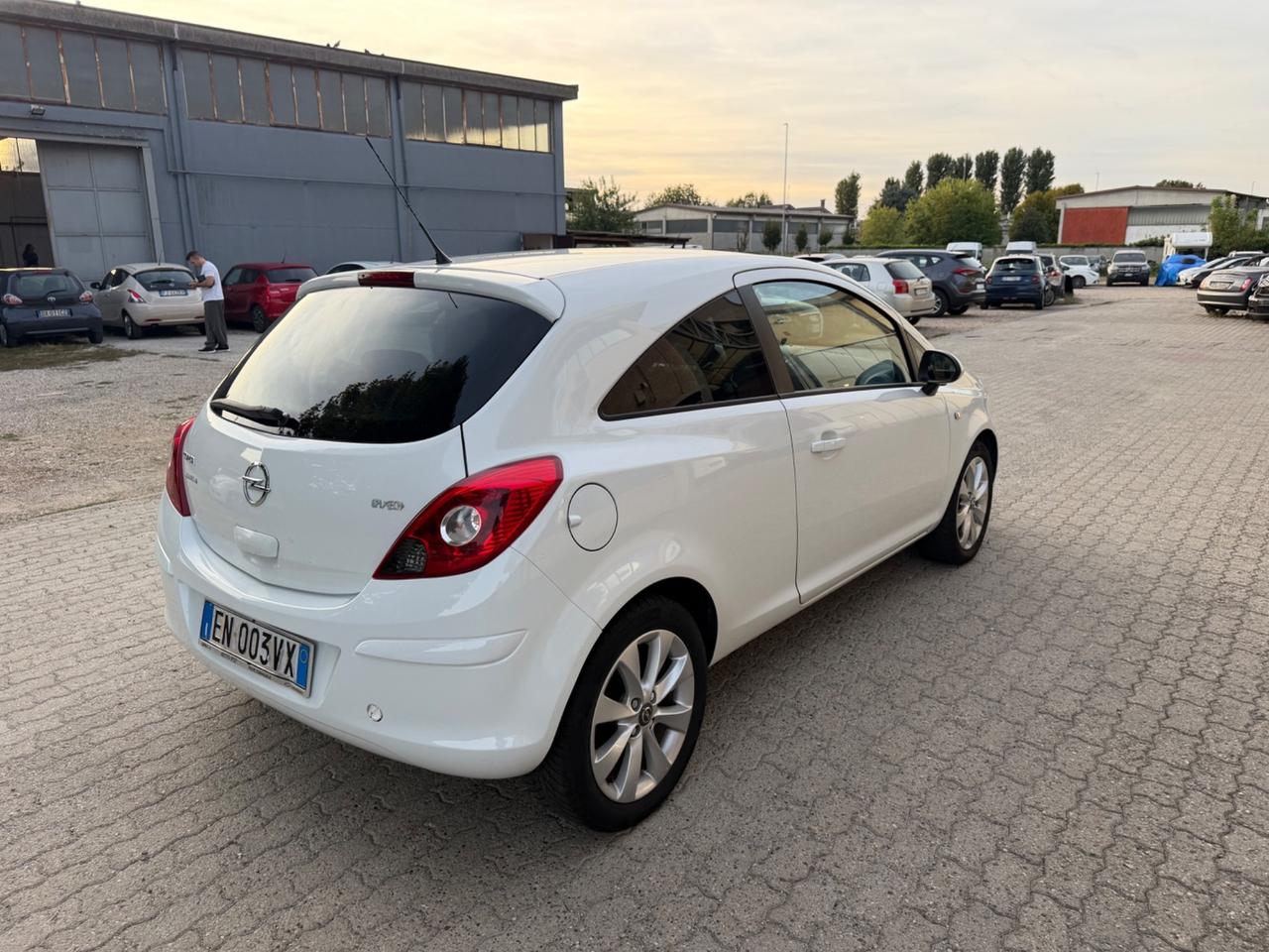 Opel Corsa 1.2 benzina gpl 2012