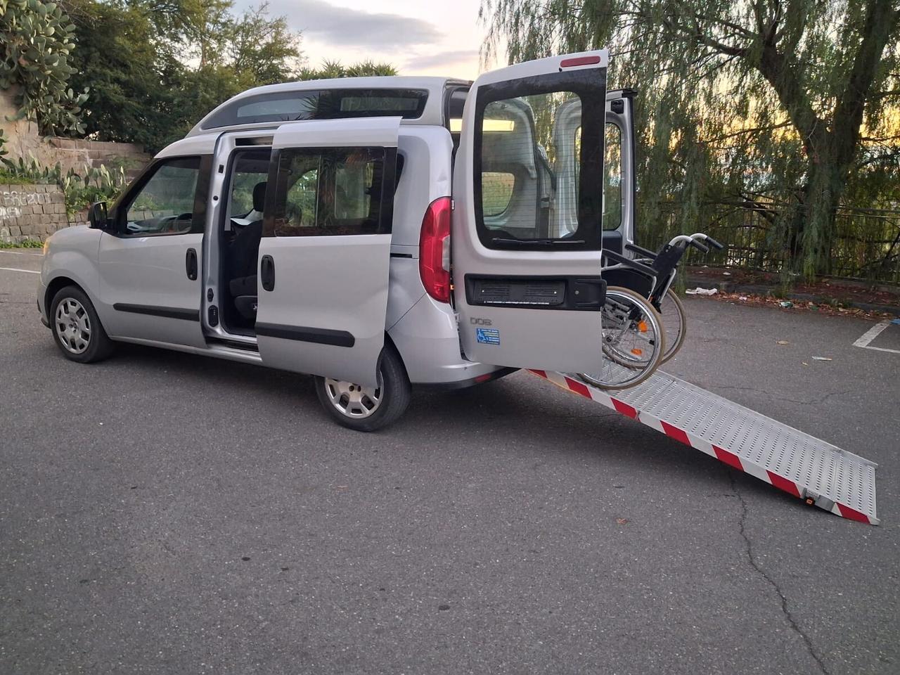 Fiat Doblo Con rampa manuale trasporto disabili in carrozzina