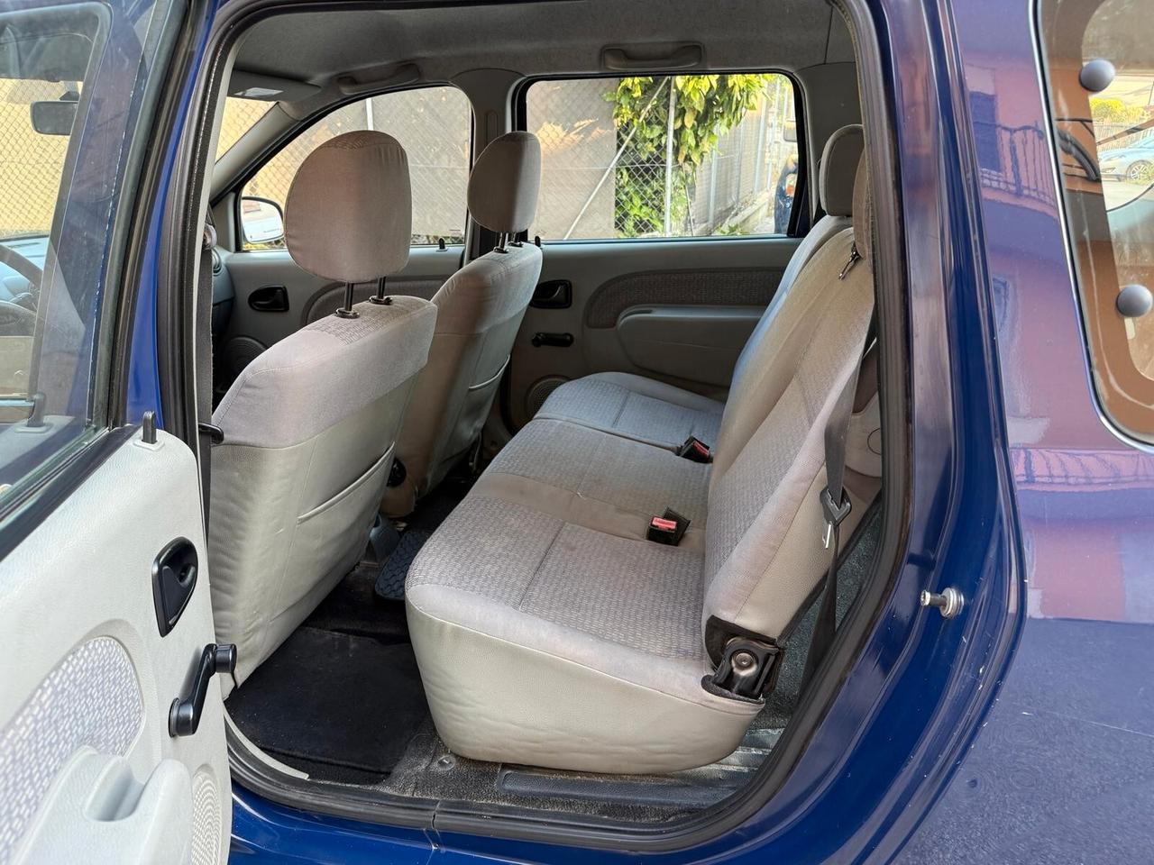 Dacia Logan 1.5 dCi 50kw 7 posti ok Neopatentati
