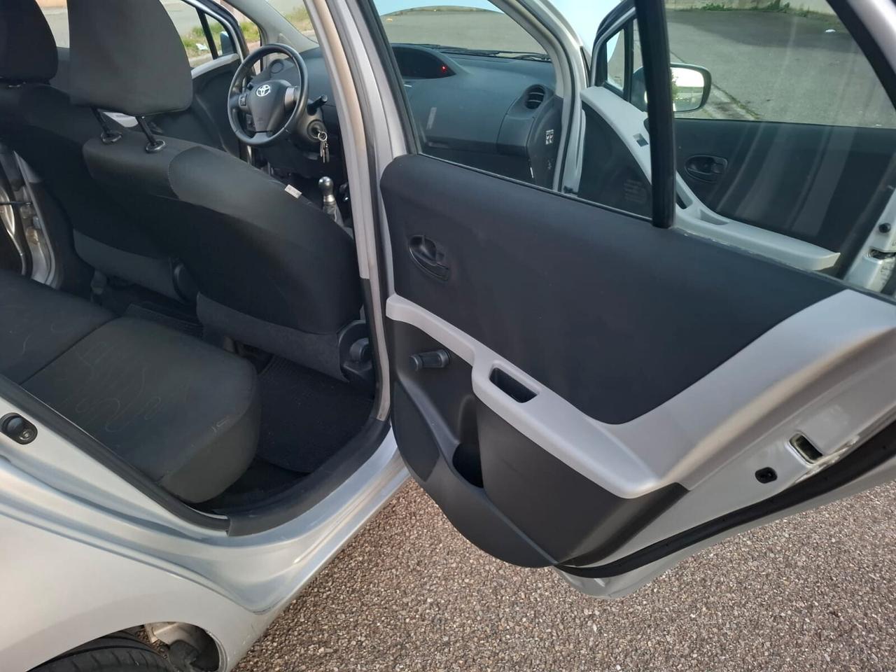 Toyota Yaris 1.0 5 porte SOLAMENTE 104.000 KM