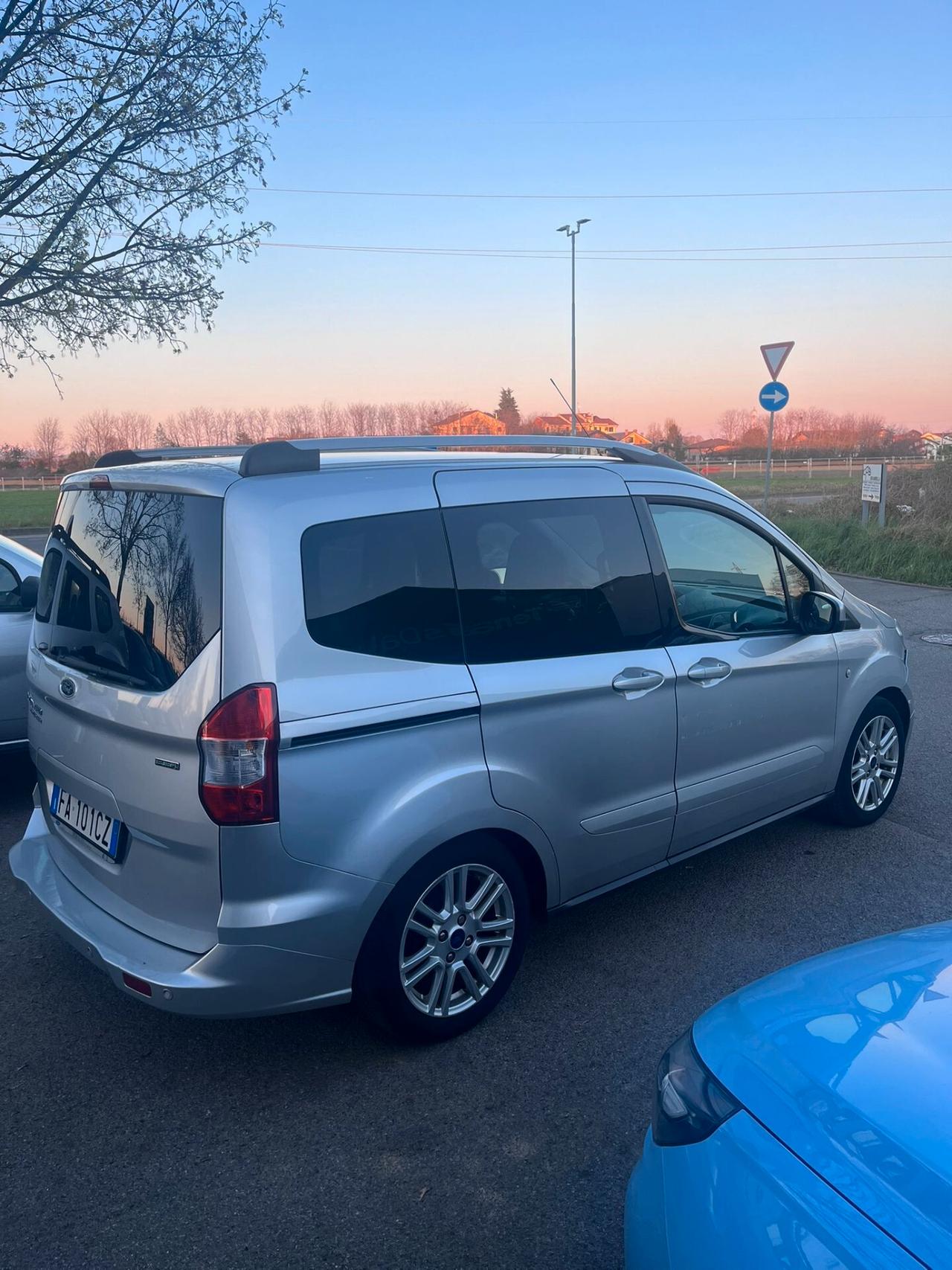 Ford Tourneo Courier 1.0 EcoBoost 100 CV Titanium
