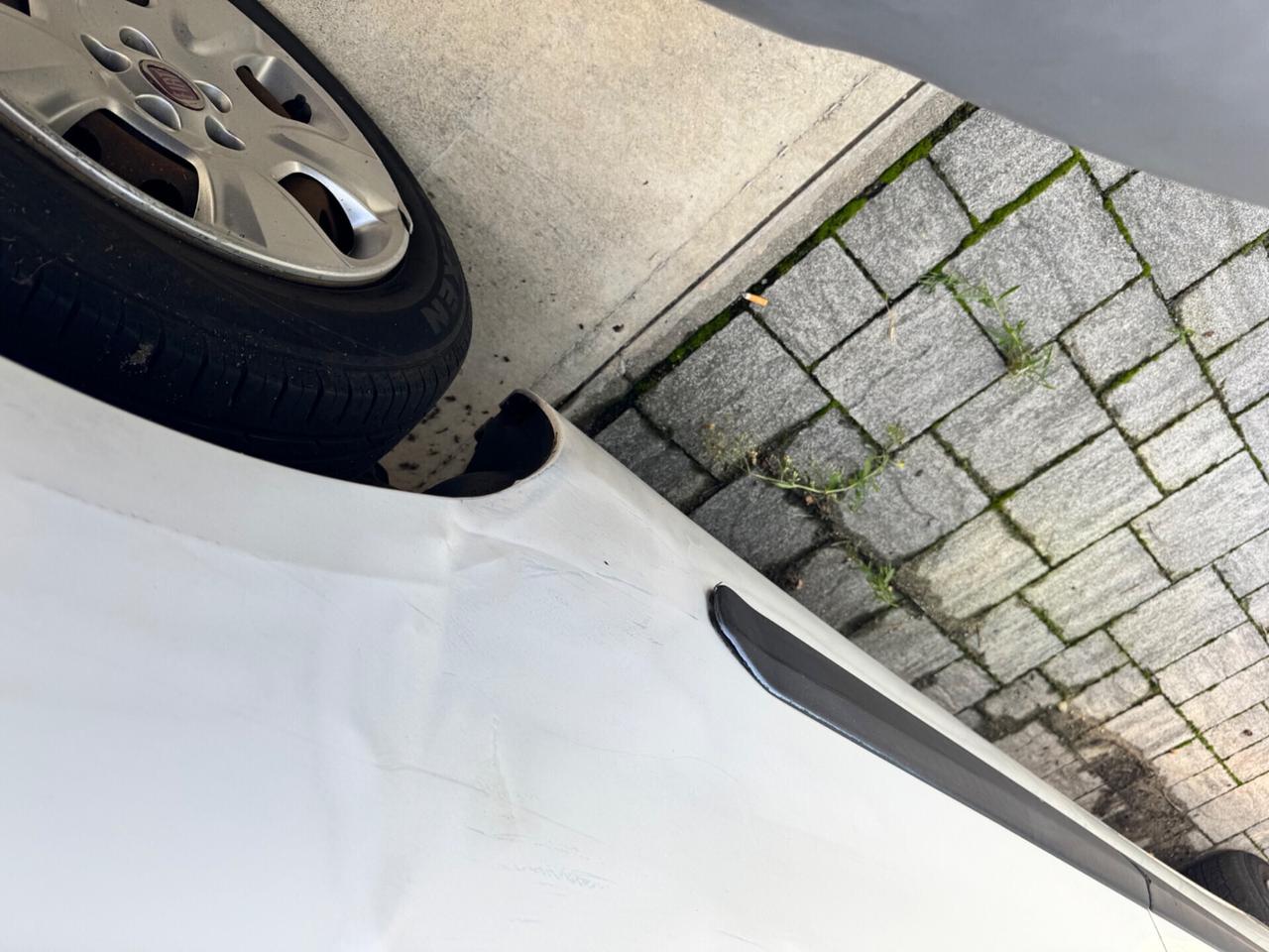 FURGONE FIAT DOBLO DA RIPARARE