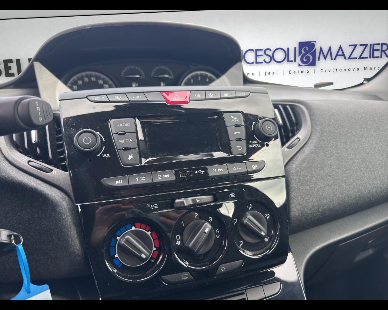 LANCIA Ypsilon 3ª serie - Ypsilon 1.0 FireFly 5 porte S&S Hybrid Ecochic Silver