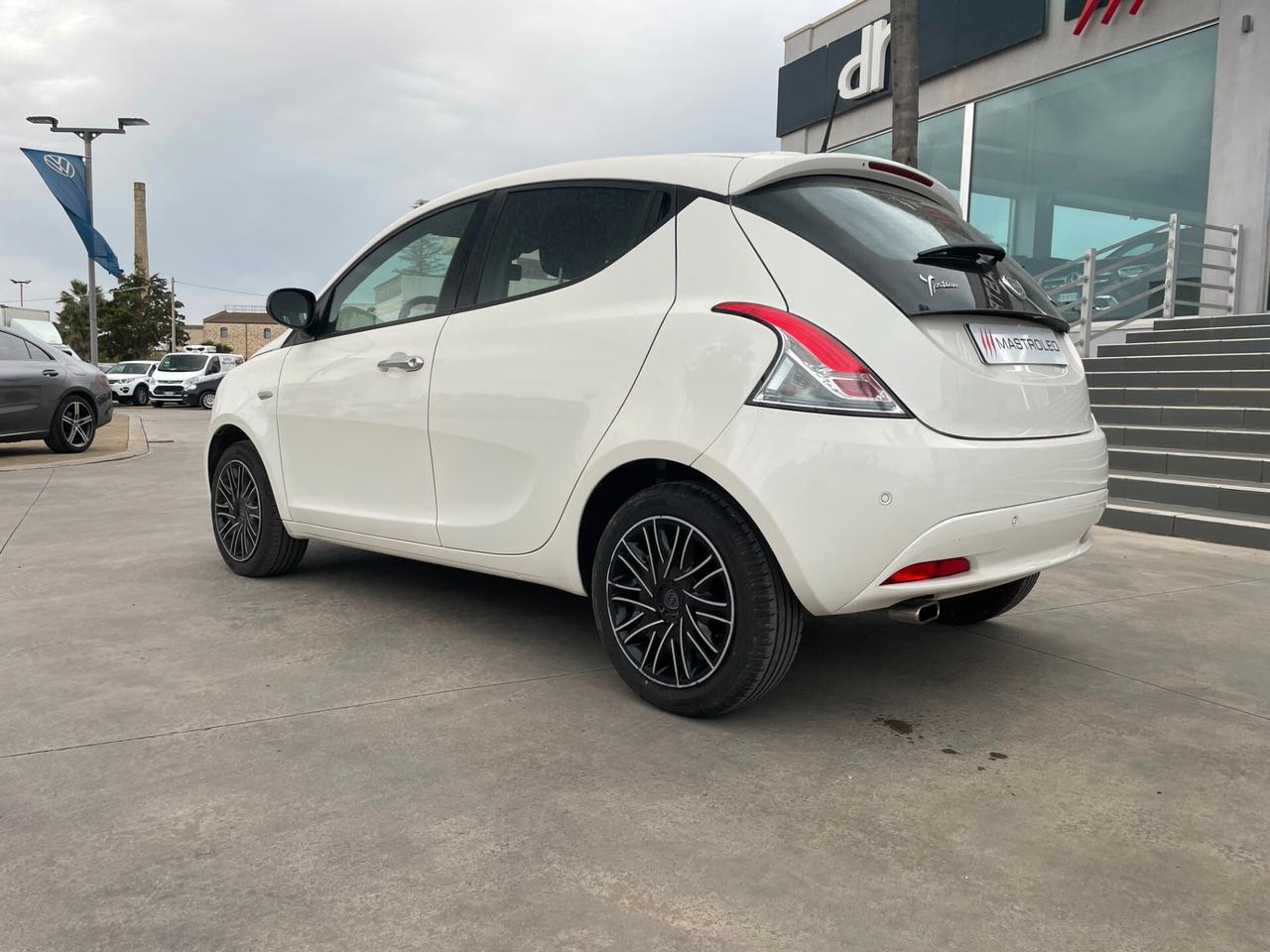 Lancia Ypsilon 1.0 FireFly 5 porte S&S Hybrid Silver