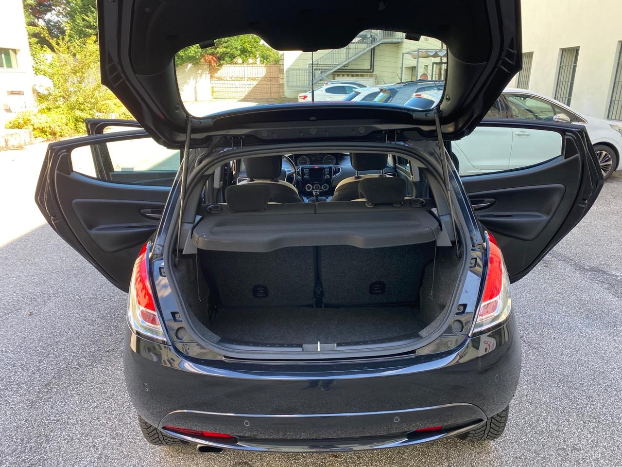 Lancia Ypsilon 1.2 69 CV 5 porte PLATINUM