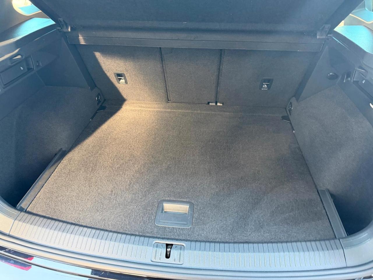 Volkswagen Tiguan 2.0 TDI 150 CV SCR DSG R-Line interno ed esterno