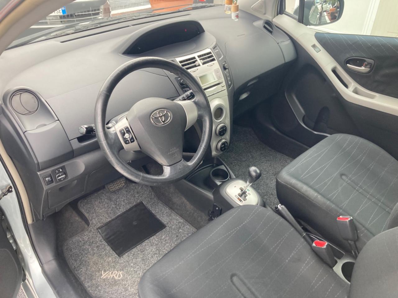 TOYOTA YARIS CAMBIO AUTOMATICO (DA VETRINA)