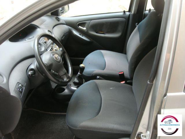 TOYOTA - Yaris - 16V 5 porte Sol