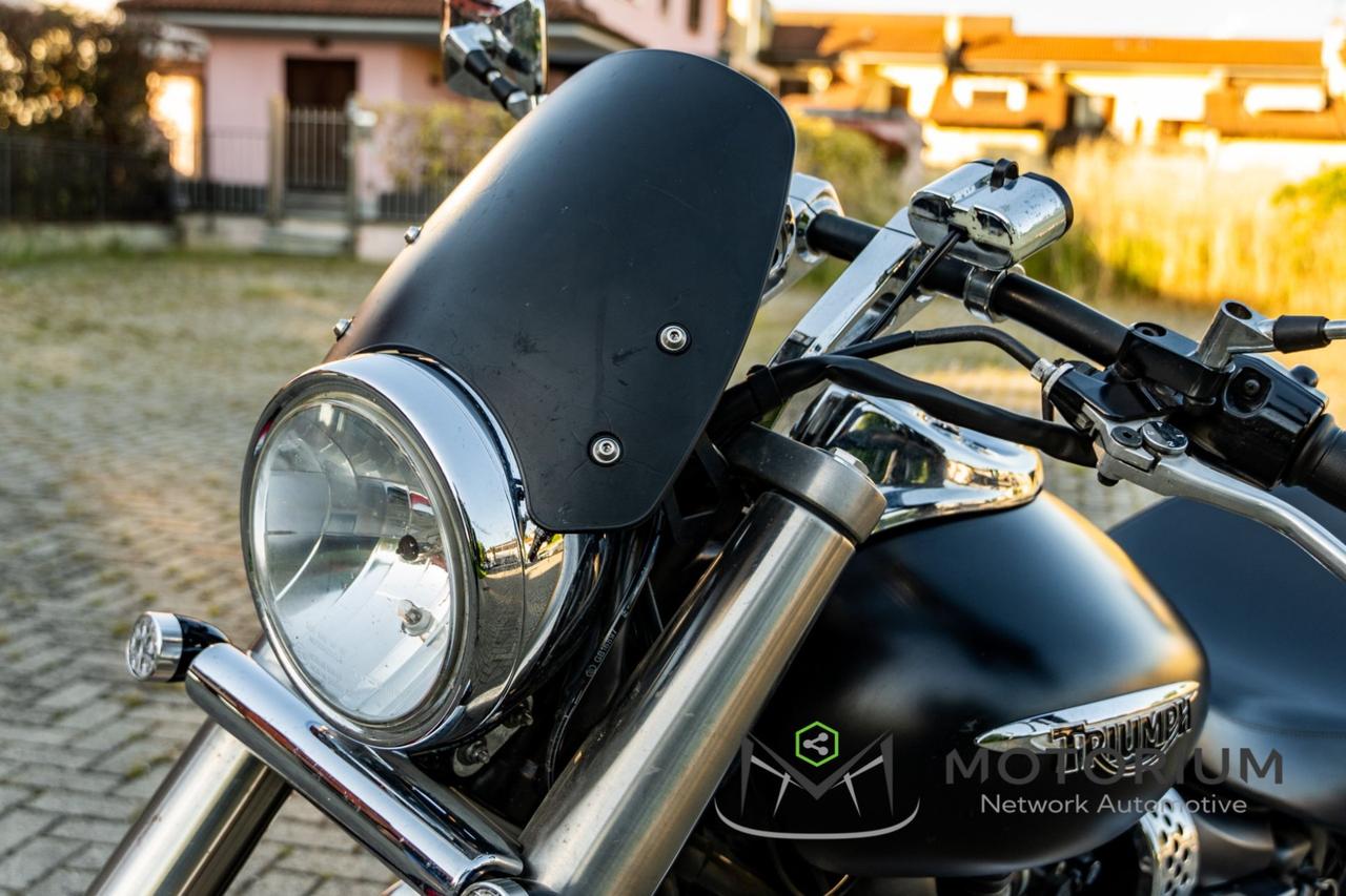 TRIUMPH America 900