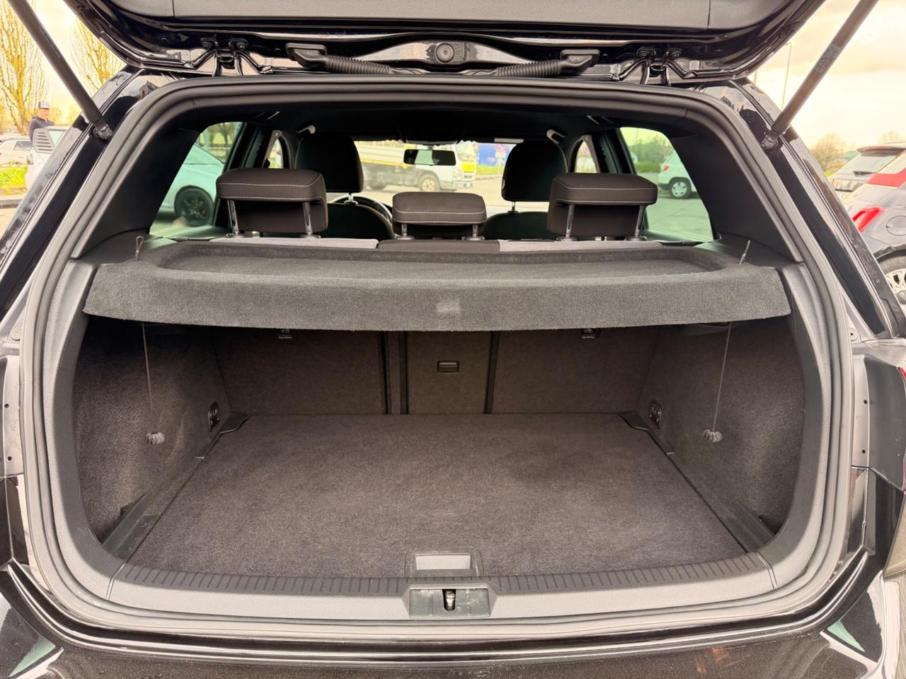 Volkswagen Golf 2.0 TDI DSG 5p. R-Line