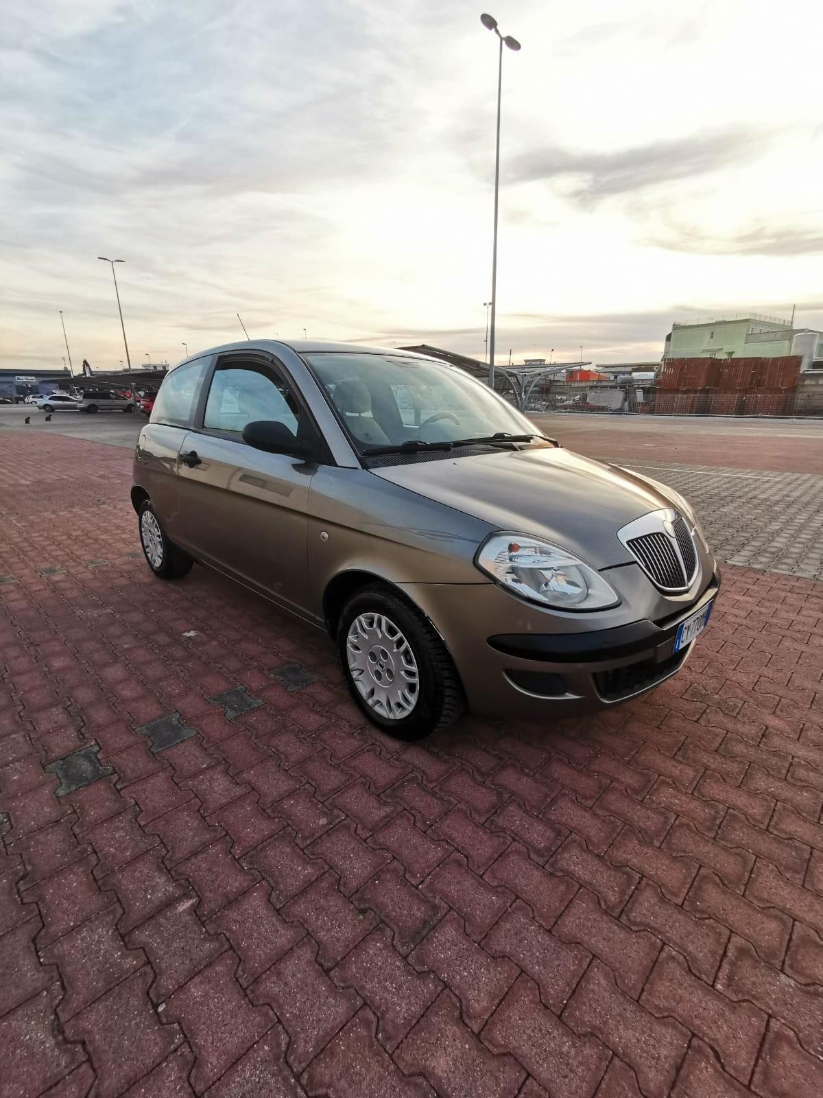 Lancia Ypsilon 1.2 Argento NEOPATENTATI