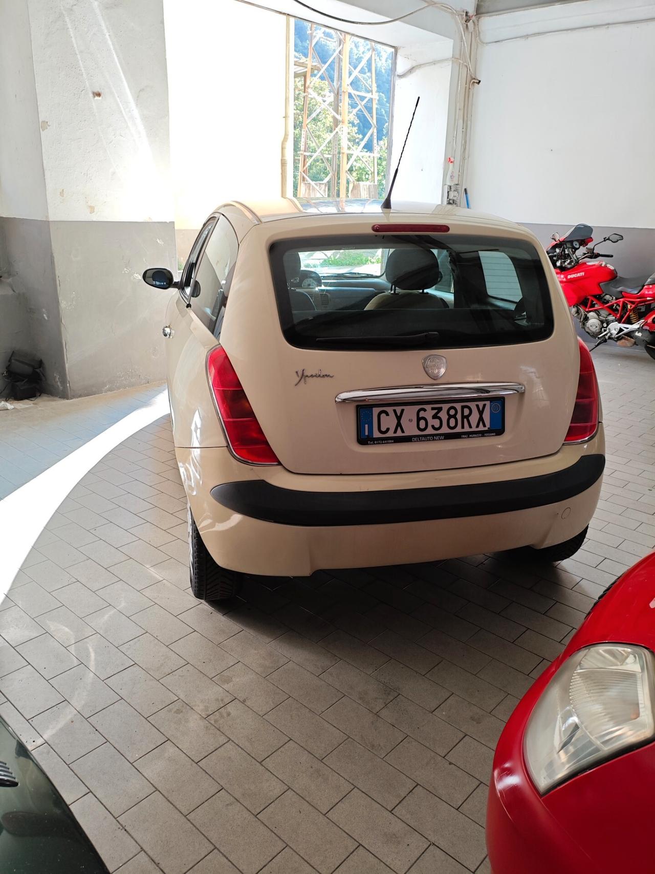 Lancia Ypsilon 1.2 16V Platino