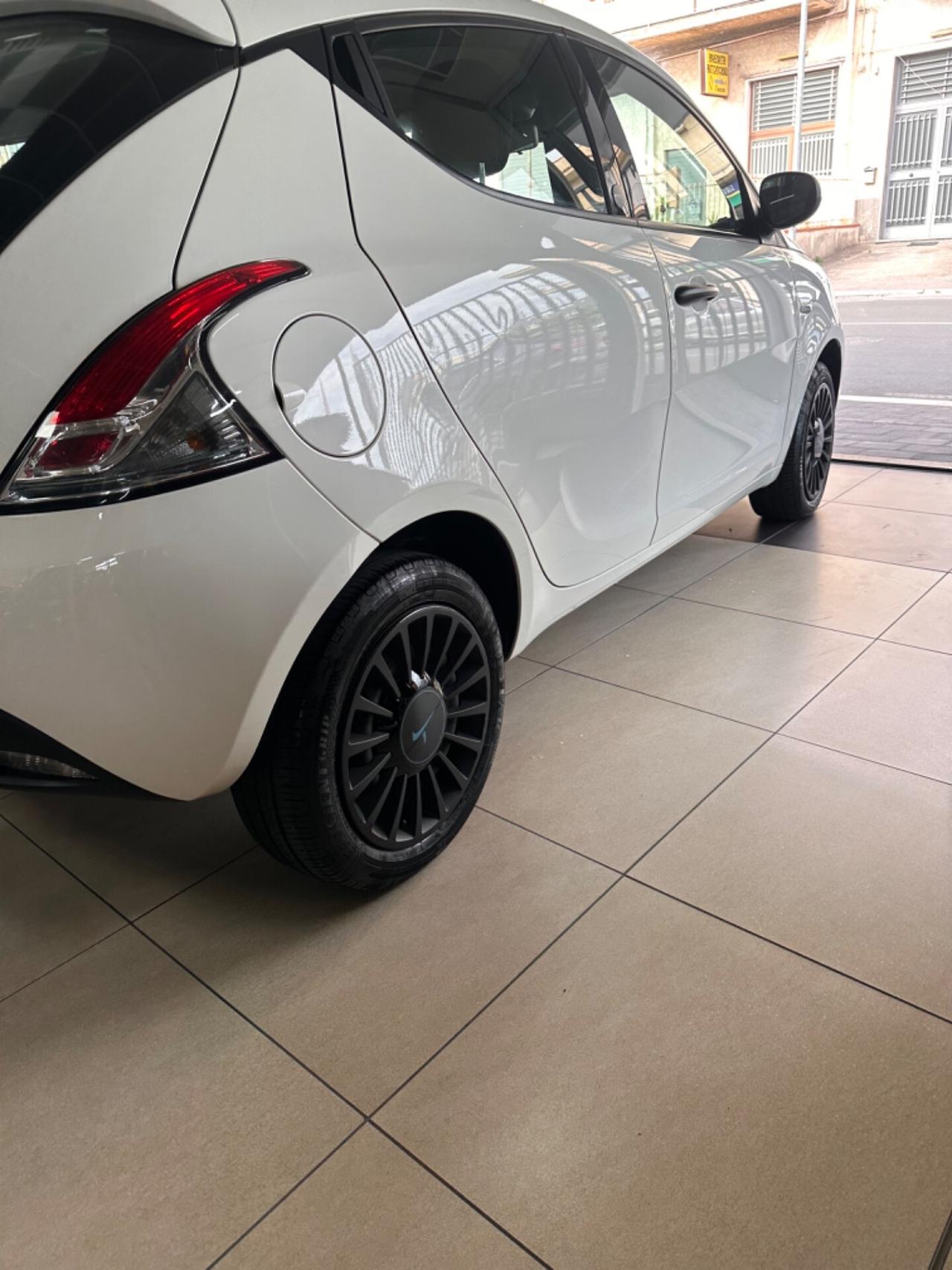 Lancia Ypsilon 1.0 FireFly 5 porte S&S Hybrid Ecochic Silver