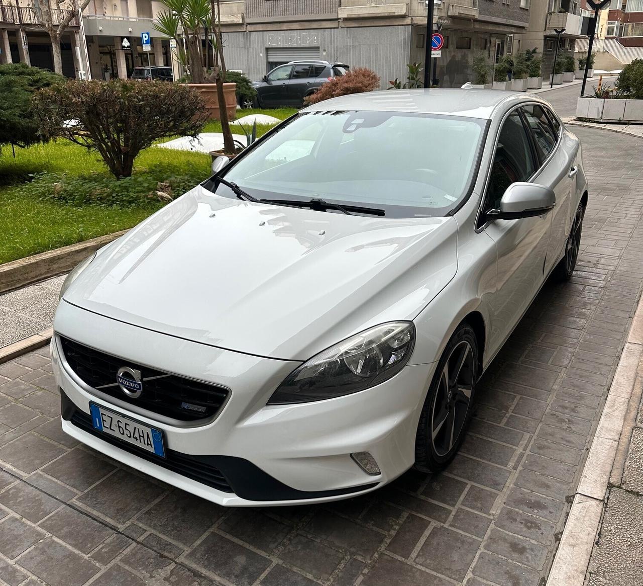 Volvo V40 D2 1.6 R-design Kinetic