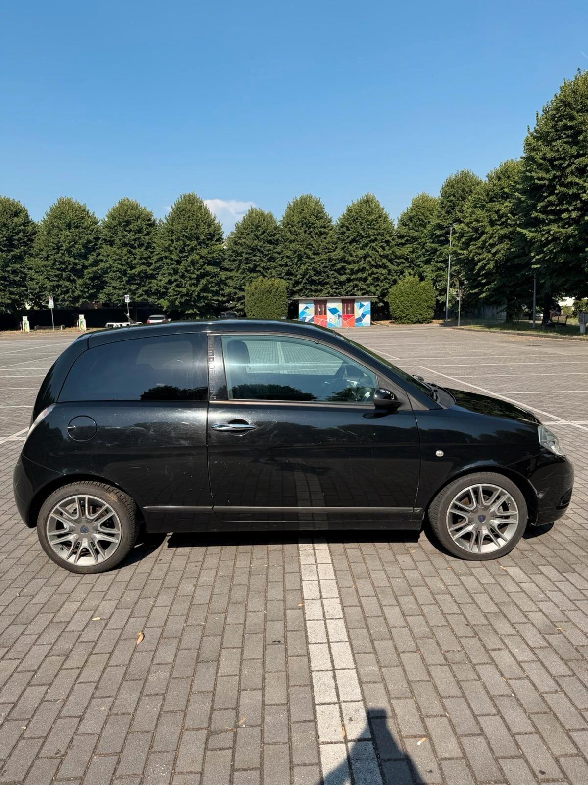 Lancia Ypsilon 1.3 MJT 75 CV MomoDesign