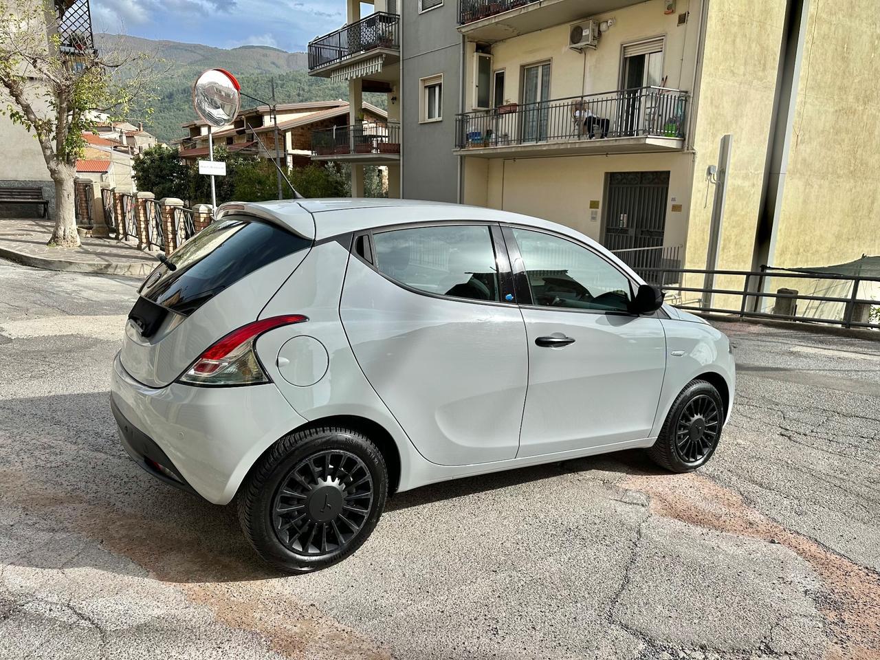 Lancia Ypsilon 1.2 69 CV 5 porte Elefantino