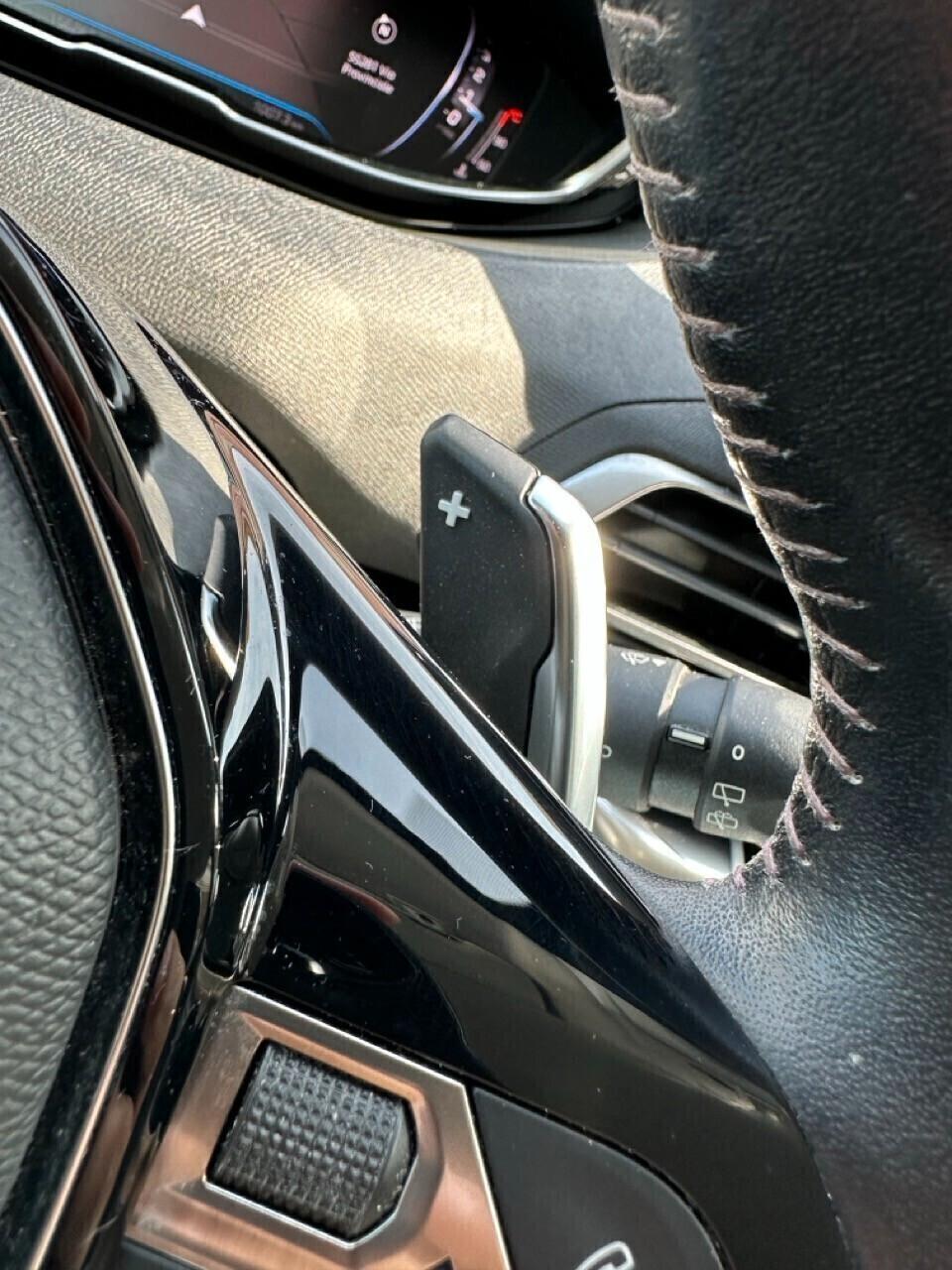 Peugeot 3008 1.5 bluehdi 130CV AT8