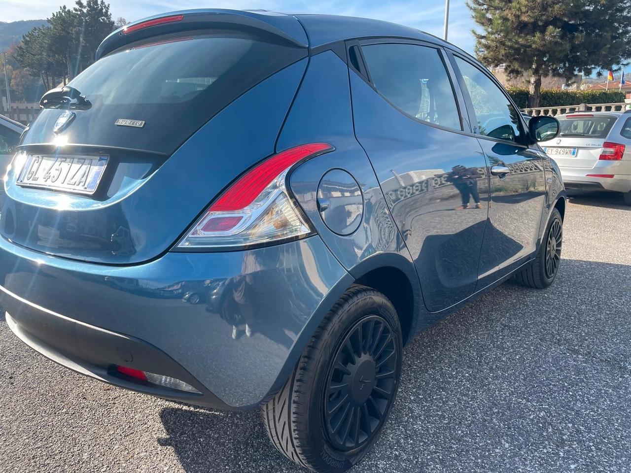 Lancia Ypsilon 1.0 Hybrid Ecochic Siler