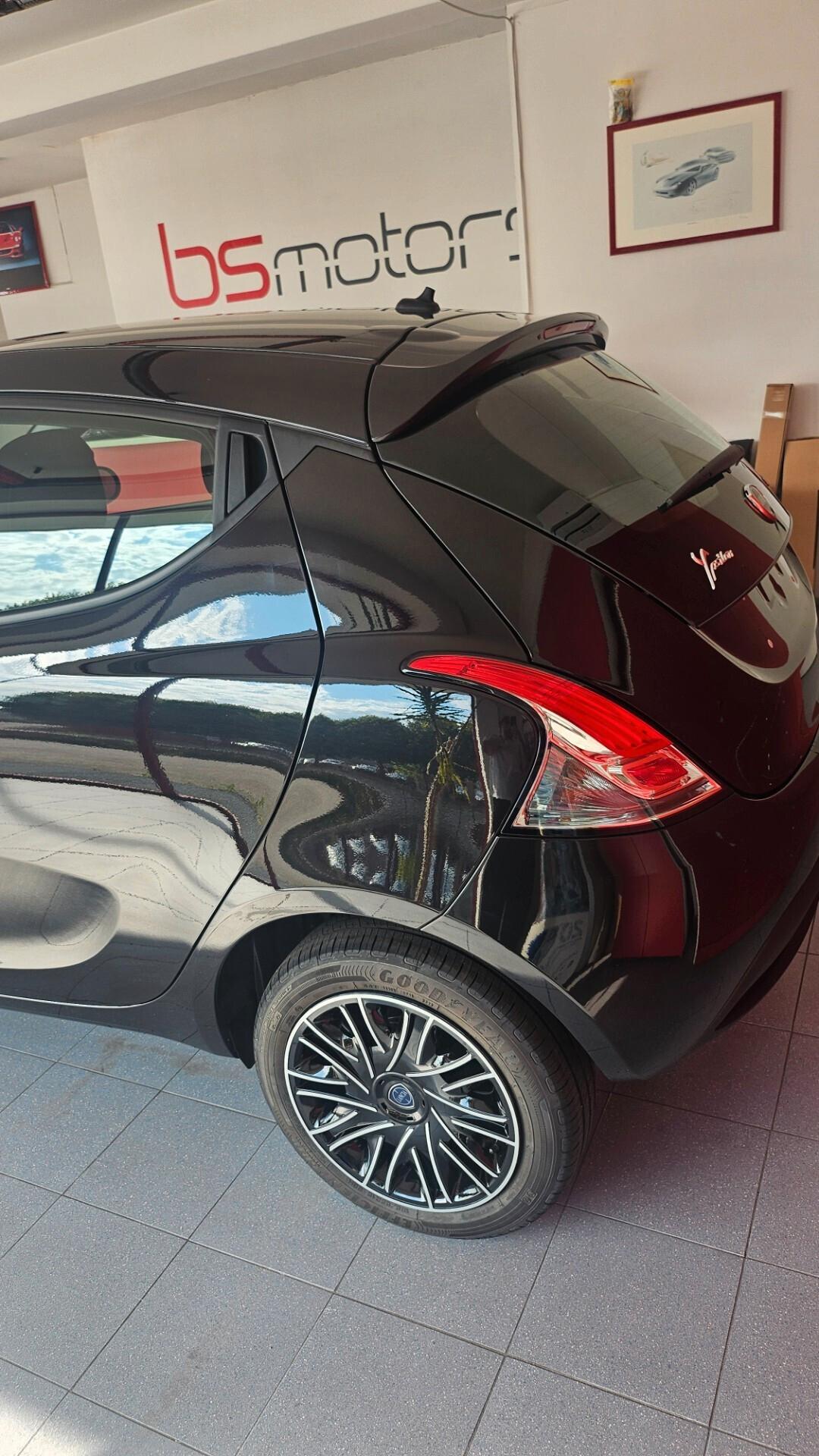 Lancia Ypsilon 1.0 FireFly 5 porte S&S Hybrid Gold