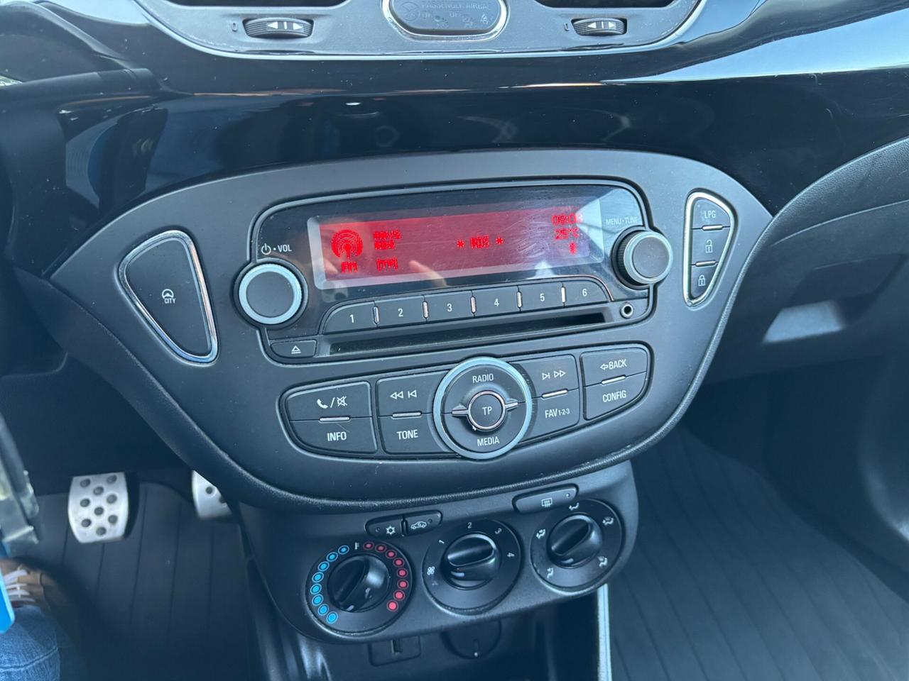 Opel Corsa 1.4 GPL 5 porte Cosmo OK NEOPATENTATI