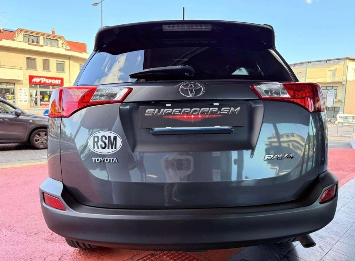 Toyota RAV 4 2.0 D-4D 2WD STYLE KEYLESS NAVI CARBON 18 GARANZIA