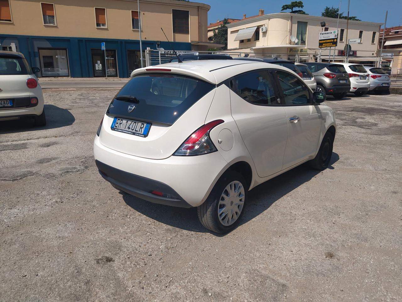 Lancia Ypsilon 0.9 TwinAir 85 CV 5 porte Metano Ecochic Silver Neopatentati